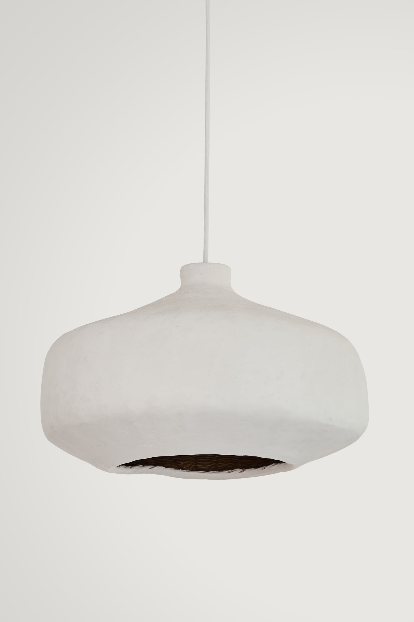 VINE & WHITE. LAMP 01