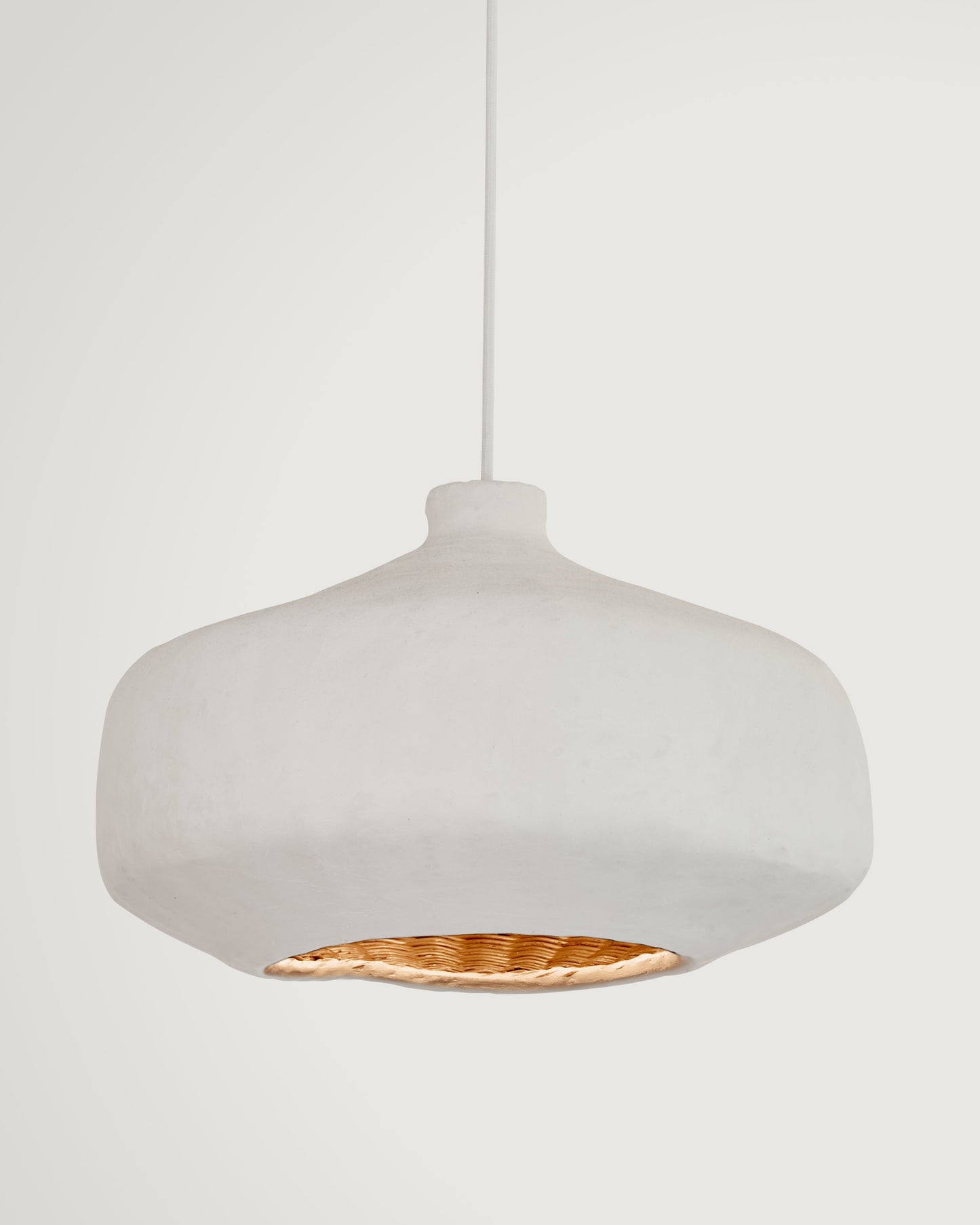 VINE & WHITE. LAMP 01
